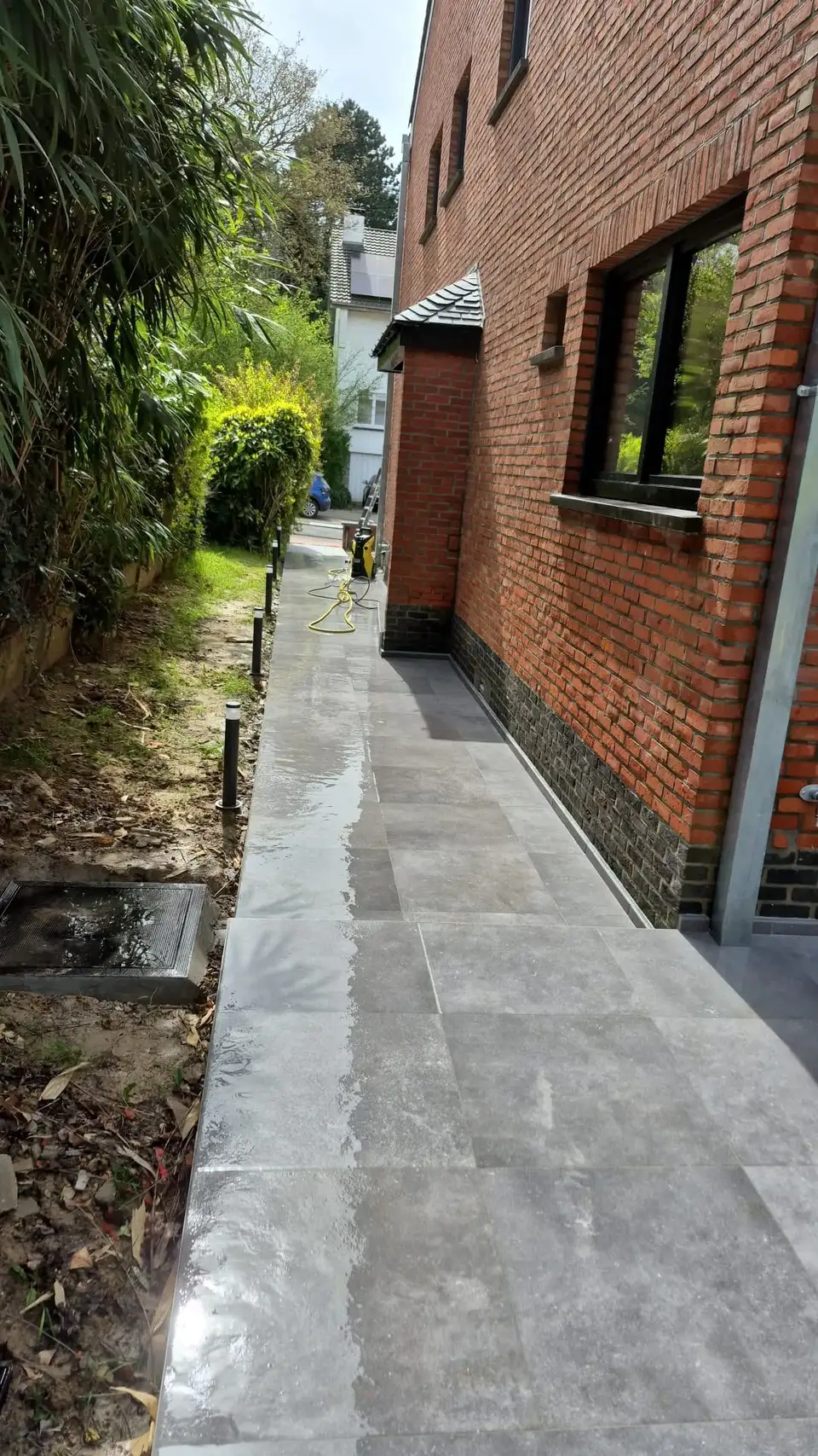 Après : Égouttage posé en tranchée, puis allée carrelée par-dessus, Woluwe-Saint-Pierre