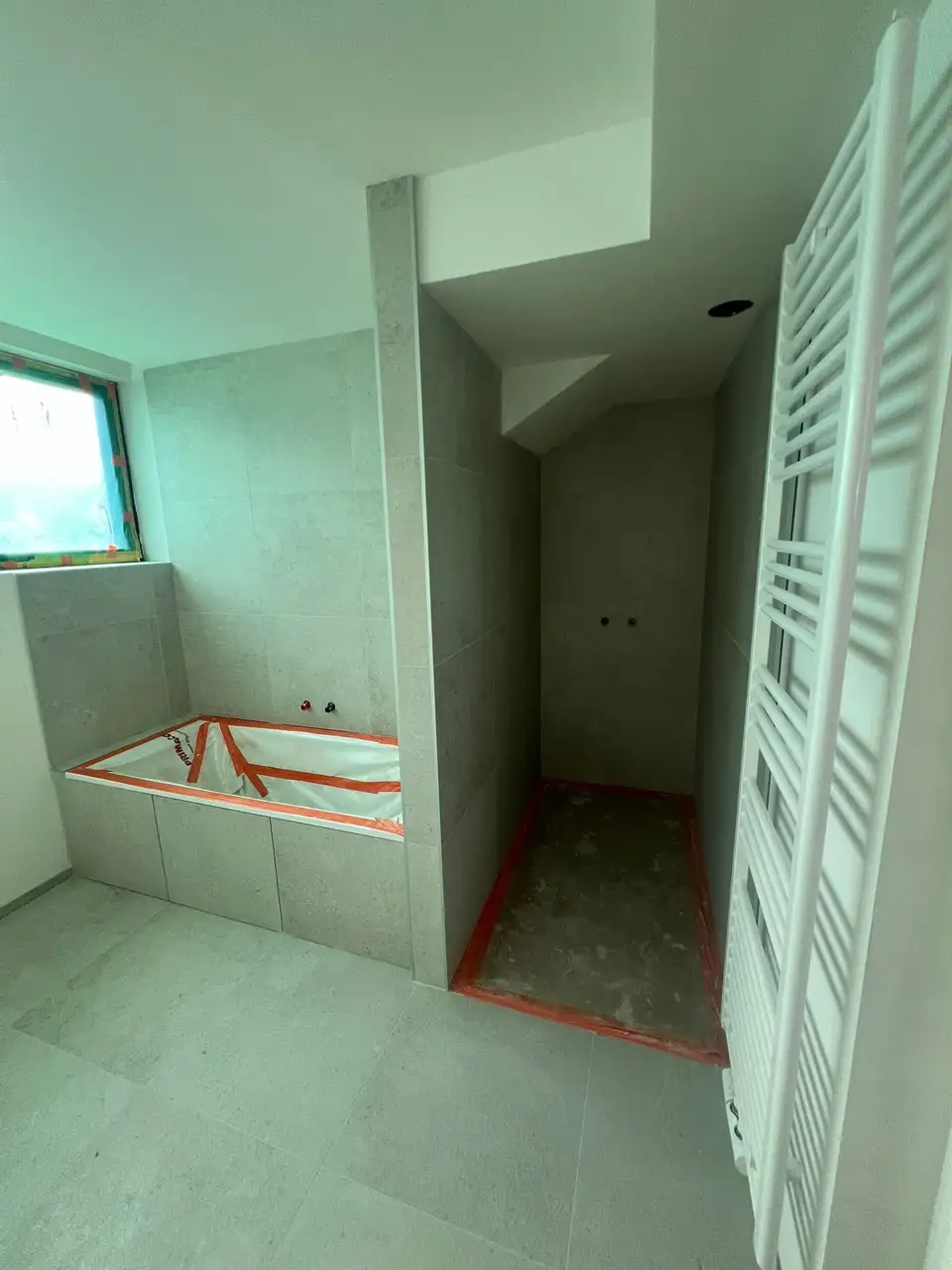 Après : Salle de bain sous les combles, du gros œuvre au carrelage posé, Knokke-Heist