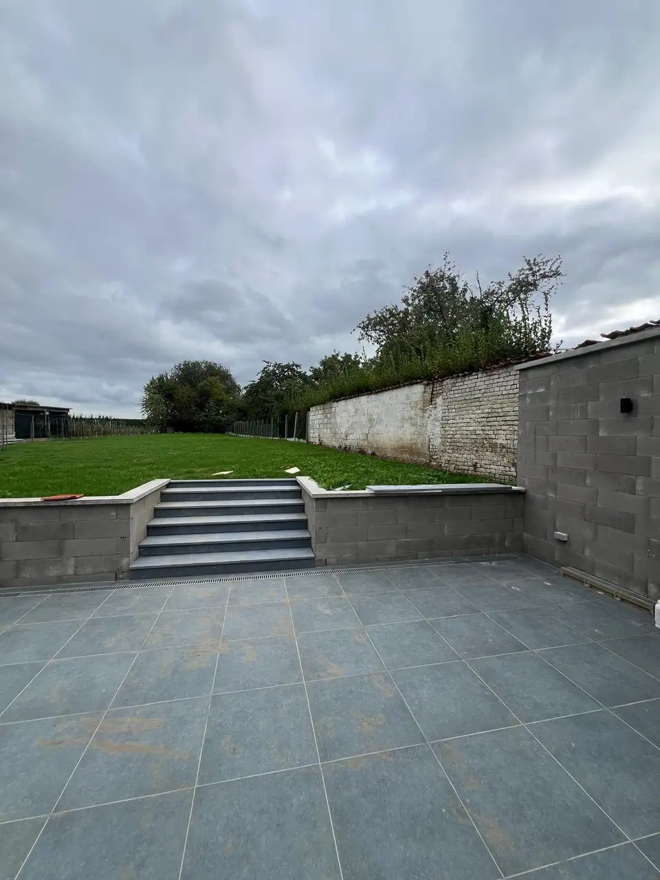 Après : Jardin refait, avec terrasse, escalier, murets et gazon, Welle