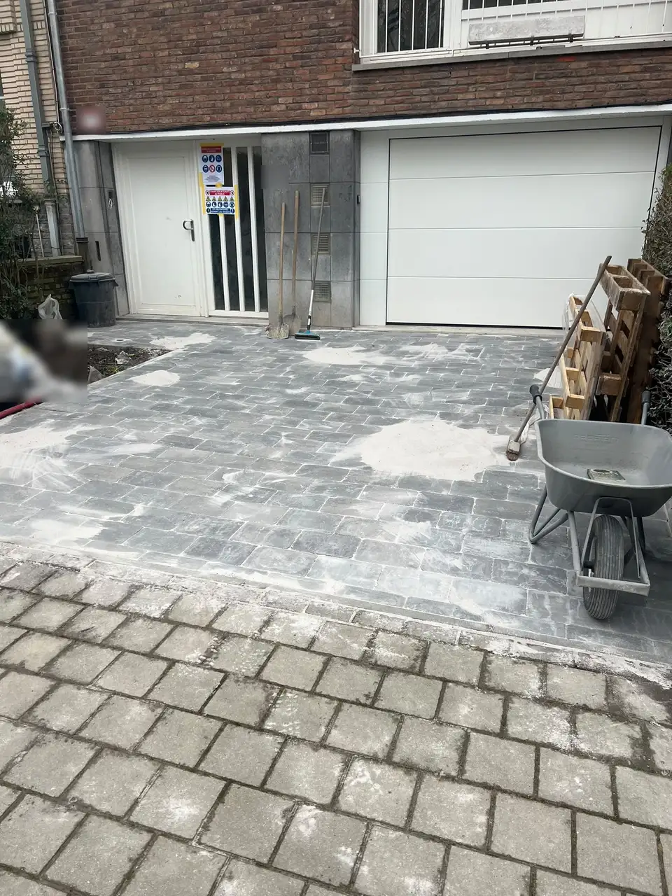 Après : Allée d'entrée, du terrassement aux pavés posés, Woluwe-Saint-Pierre