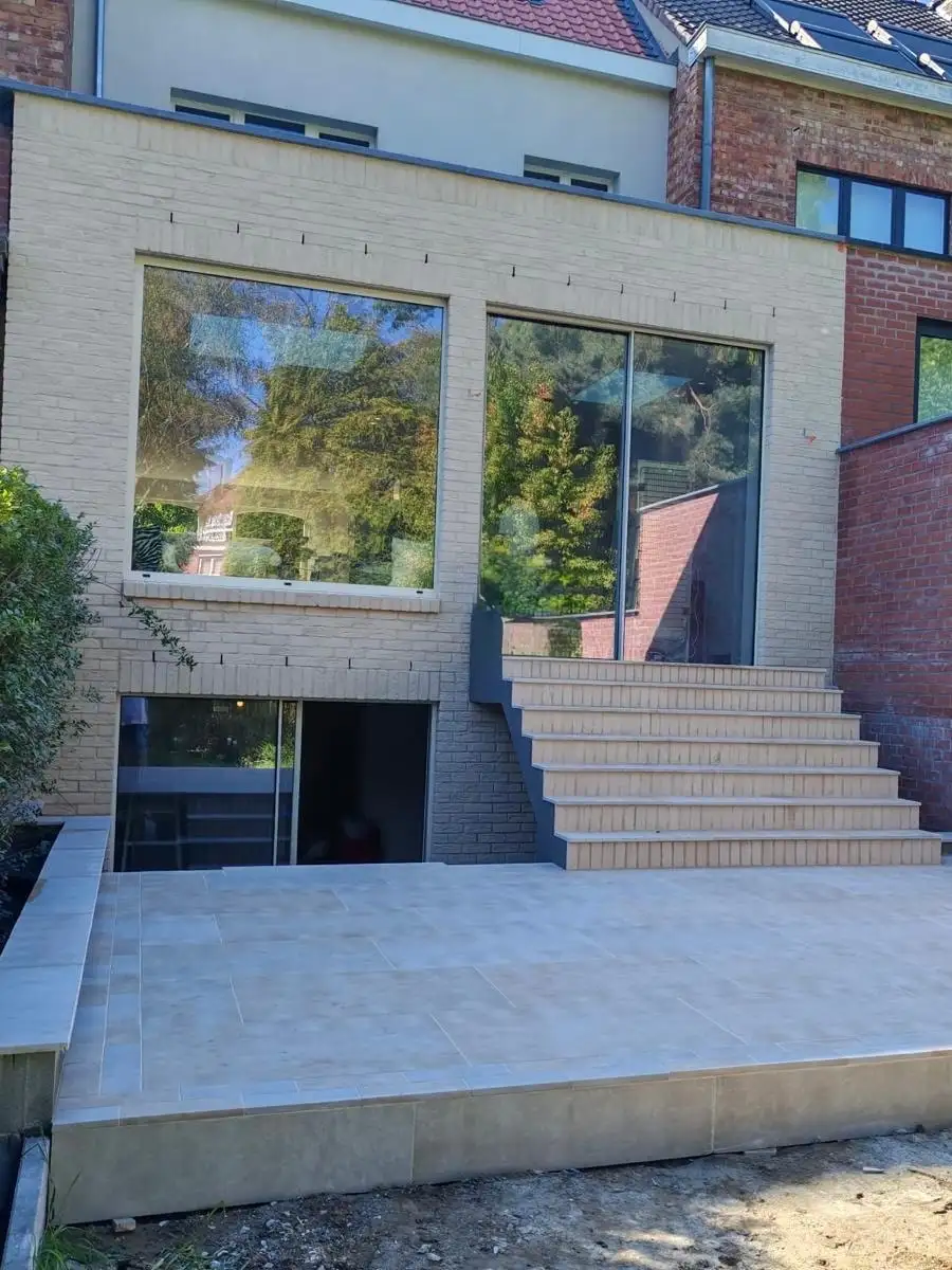 Après : Côté jardin, extension avec grandes baies, escalier et terrasse, Woluwe-Saint-Pierre
