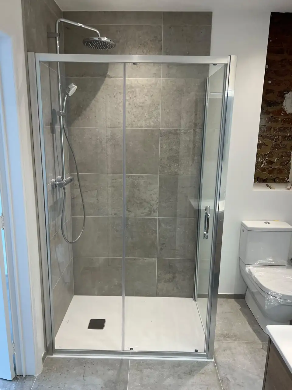 Après : Douche, de la chape au carrelage et à la paroi vitrée, Woluwe-Saint-Pierre