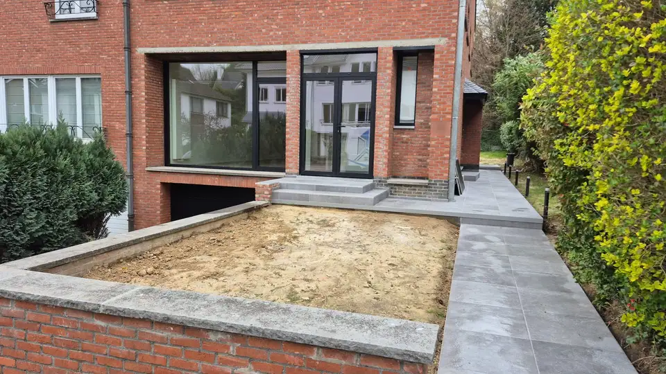 Après : Façade avant, du début du chantier aux baies neuves et à l'entrée carrelée, Woluwe-Saint-Pierre