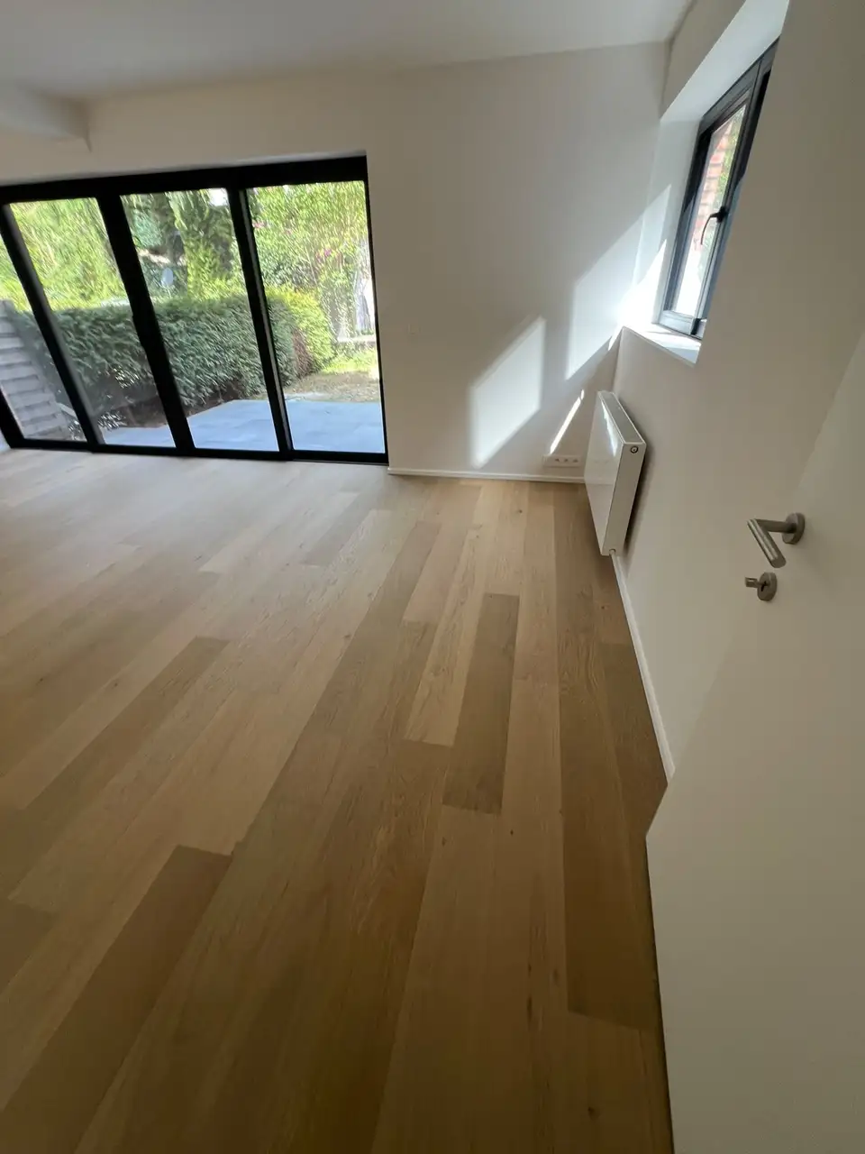 Après : Séjour : parquet posé, murs et plafond repeints, Woluwe-Saint-Pierre