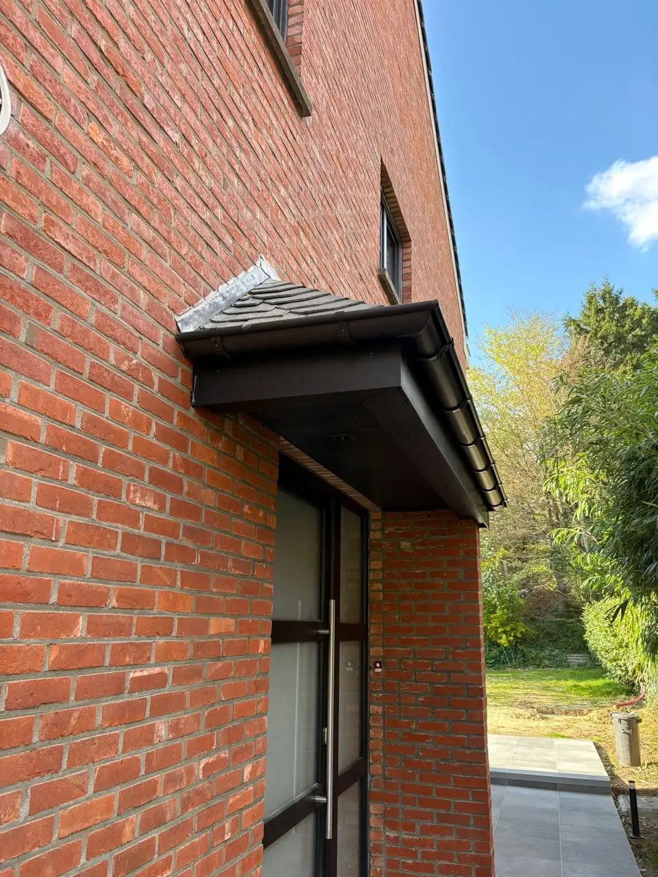Après : Petite toiture au-dessus de la porte d'entrée, Woluwe-Saint-Pierre
