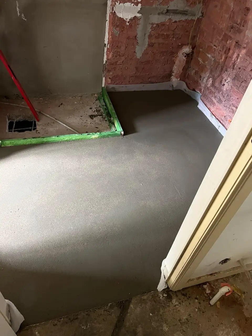 Avant : Douche, de la chape au carrelage et à la paroi vitrée, Woluwe-Saint-Pierre