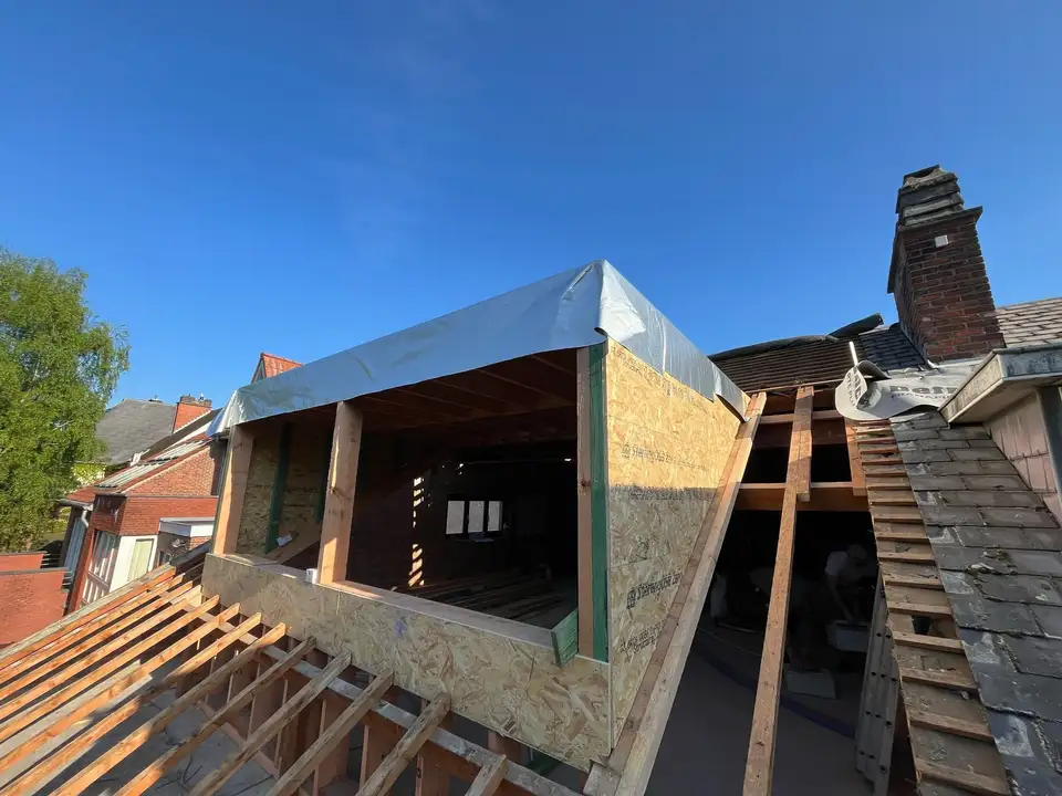 Avant : Lucarne et toiture, du caisson aux tuiles, Woluwe-Saint-Pierre
