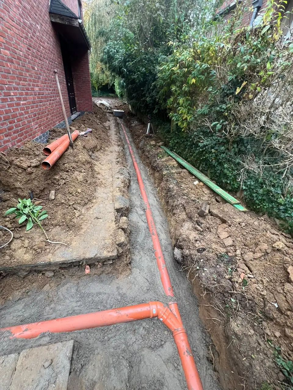 Avant : Égouttage posé en tranchée, puis allée carrelée par-dessus, Woluwe-Saint-Pierre