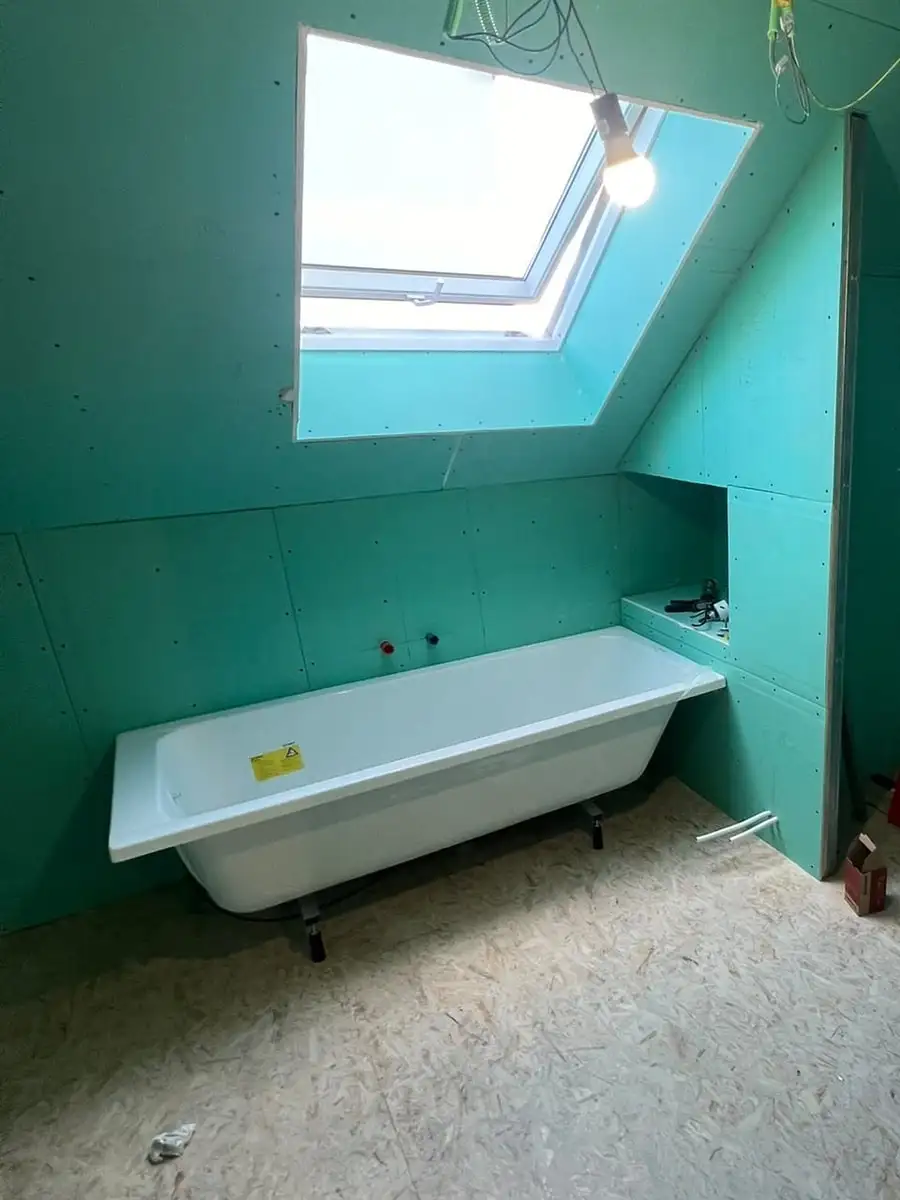 Avant : Salle de bain sous les combles, marbre au sol et autour de la baignoire, Watermael-Boitsfort