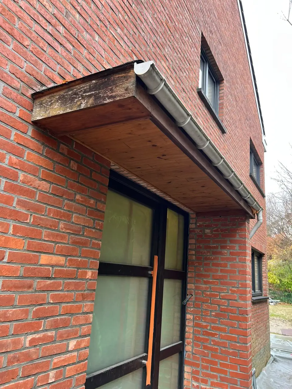 Avant : Petite toiture au-dessus de la porte d'entrée, Woluwe-Saint-Pierre