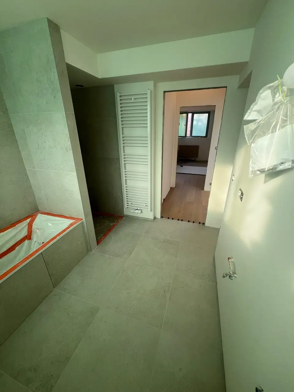 Avant : Salle de bain, chantier et double vasque terminée, Woluwe-Saint-Pierre