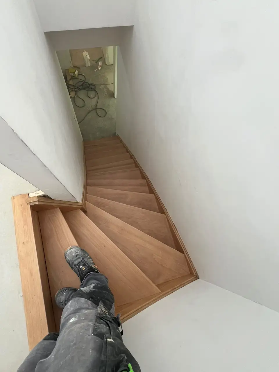 Après : Escalier principal, avant et après, Woluwe-Saint-Pierre