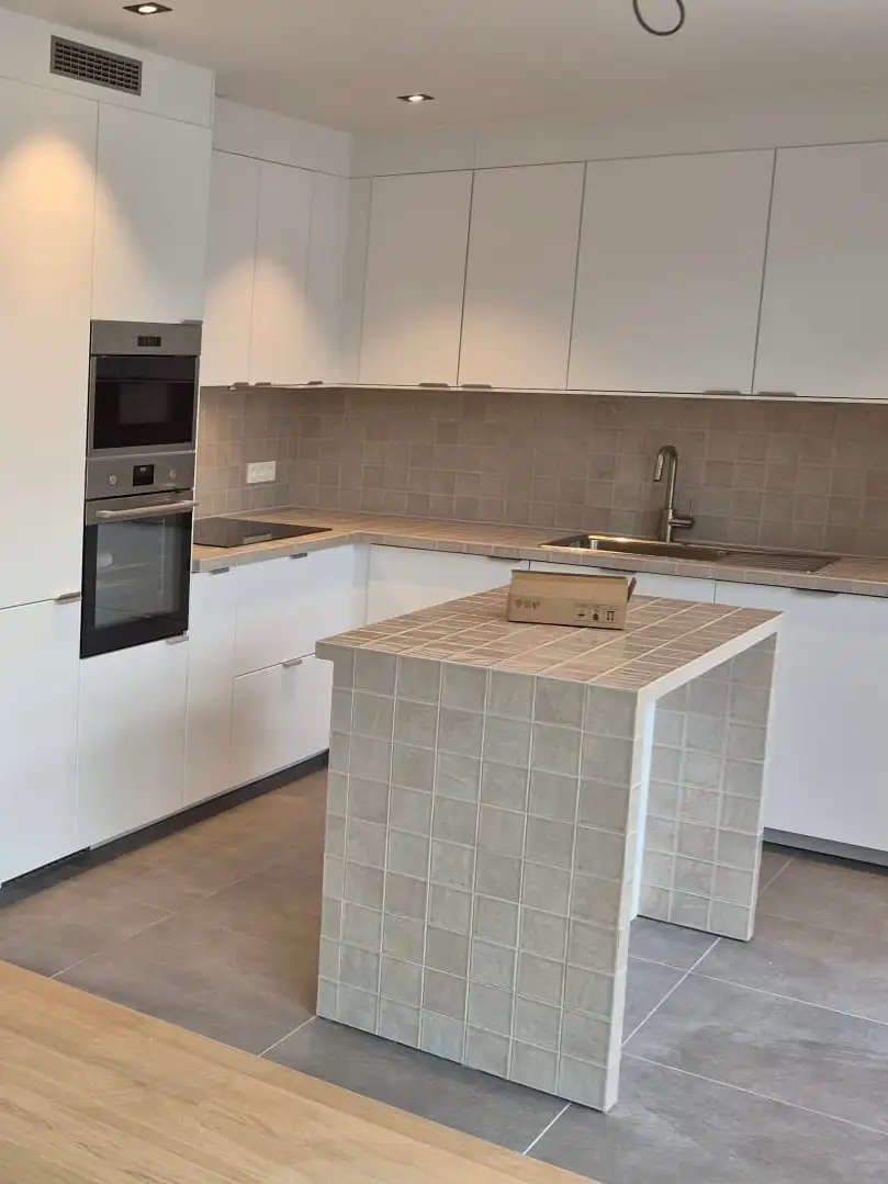 Après : Cuisine, chantier et îlot terminé, Woluwe-Saint-Pierre