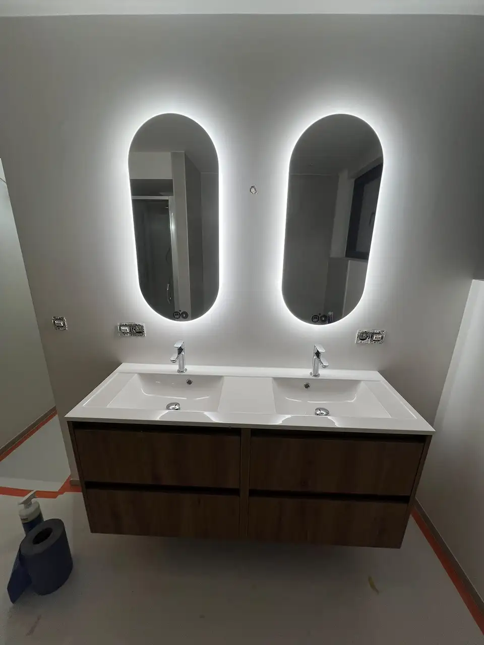 Après : Salle de bain, chantier et double vasque terminée, Woluwe-Saint-Pierre