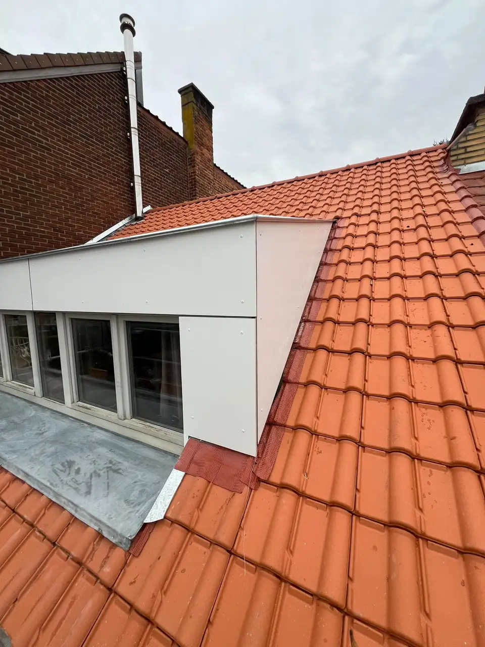 Après : Toiture, pose des tuiles et lucarne terminée, Woluwe-Saint-Pierre